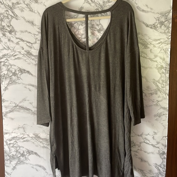 Lane Bryant size 22/24 gray tunic with flower on from and caging in the back. - Picture 6 of 7